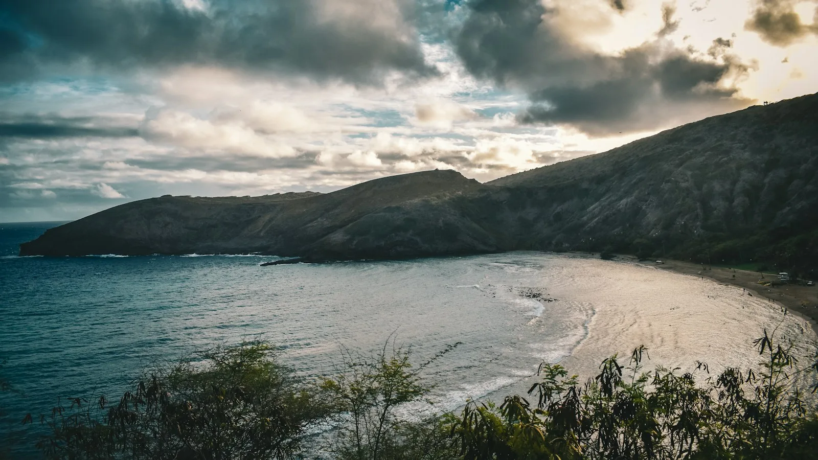 Baie de Hanauma Bay à Oahu vue depuis la crête, eau turquoise et récif corallien