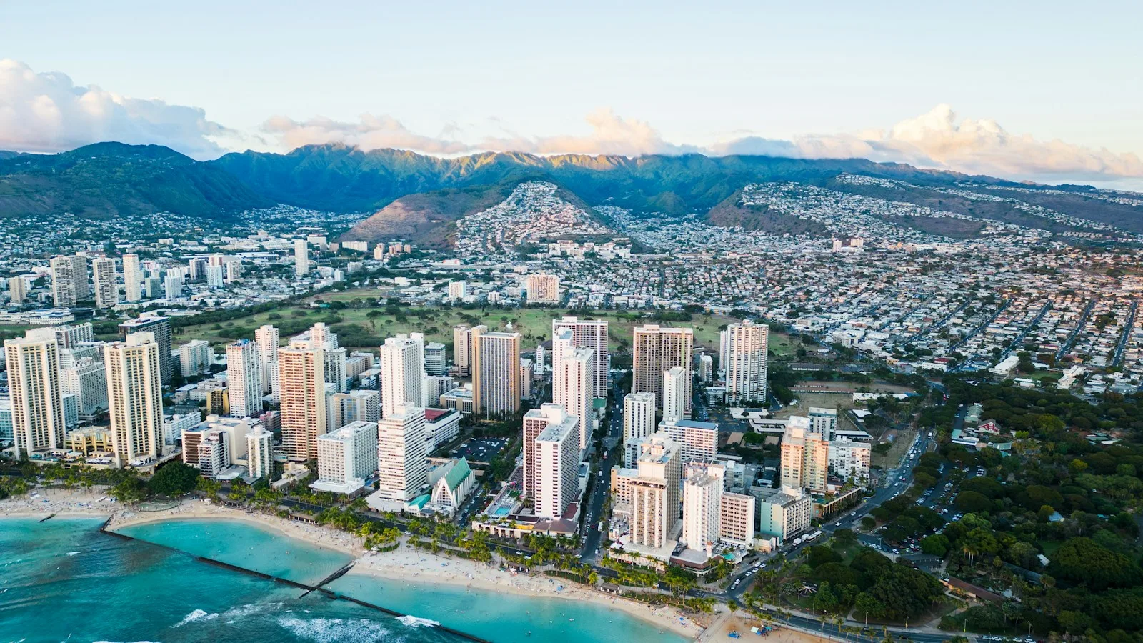 Bus TheBus et plage de Waikiki avec Diamond Head en arrière-plan à Oahu