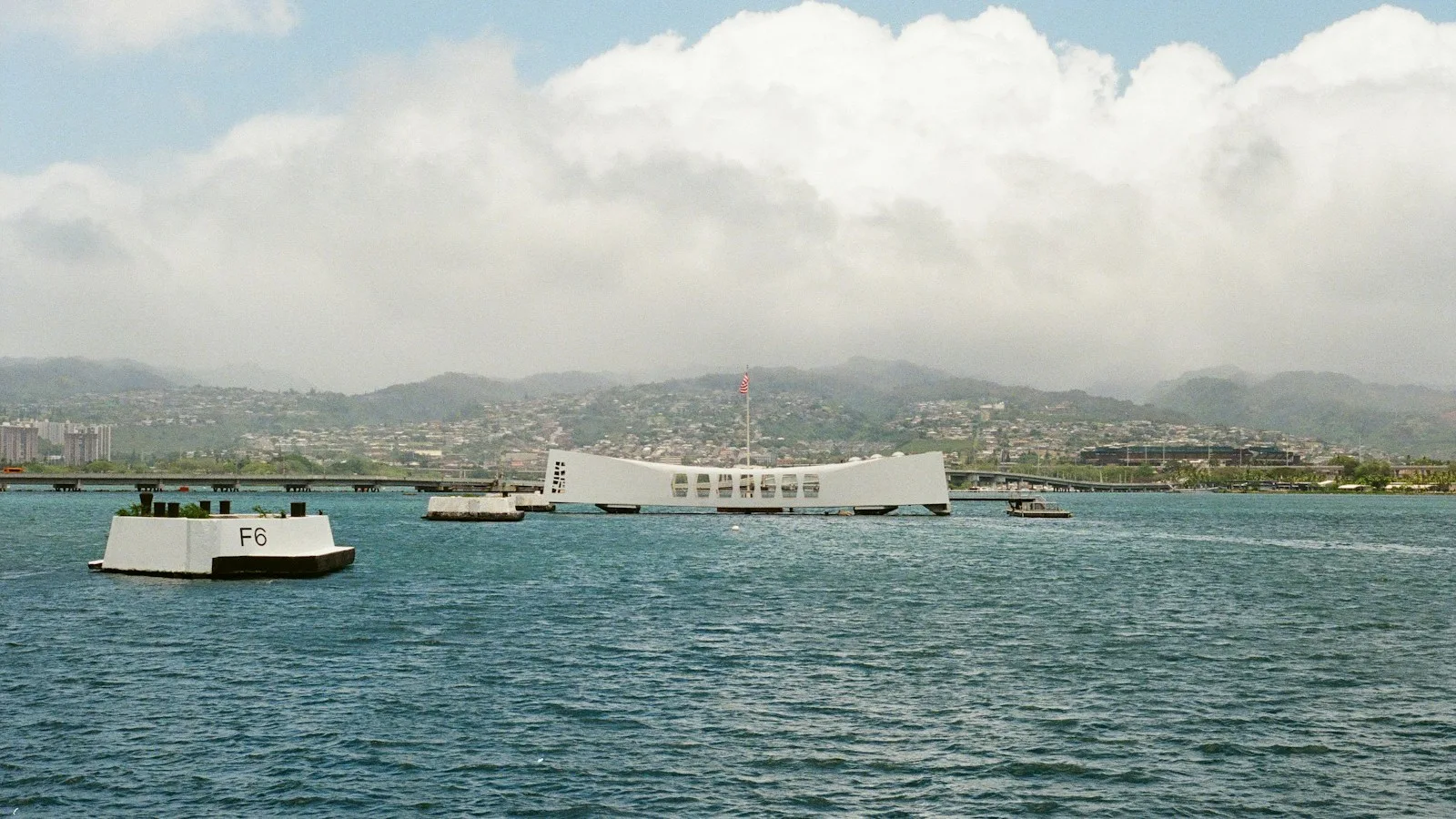 Mémorial de l'USS Arizona à Pearl Harbor, structure blanche au-dessus de l'eau calme, Oahu