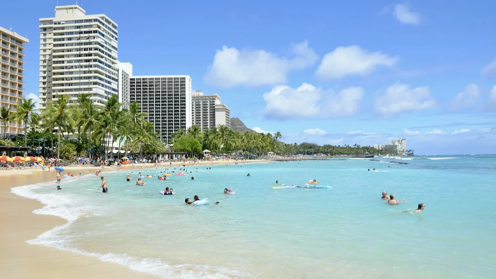 Hall d'accueil d'un hôtel de bord de mer à Hawaï avec réception et fleurs tropicales