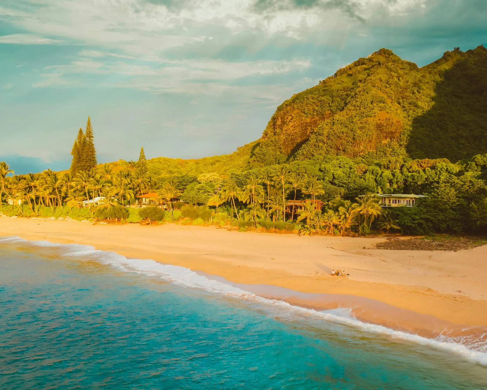 Kalapaki Beach à Lihue, Kauaï — plage de sable doré avec vagues modérées et hôtel Marriott en arrière-plan