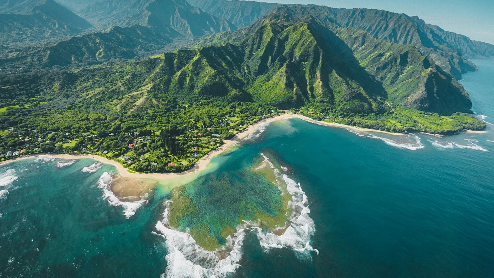 Falaises verdoyantes de la Na Pali Coast à Kauaï vues depuis l'océan Pacifique
