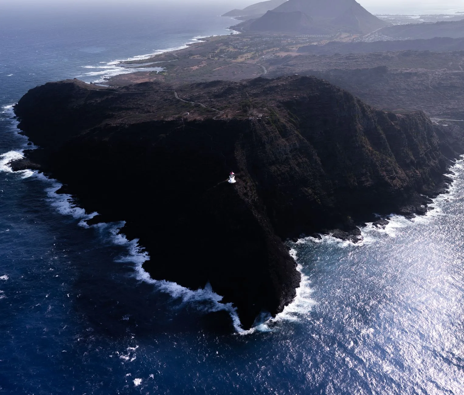 La péninsule de Kalaupapa vue depuis les falaises de Molokaï, entourée de l'océan Pacifique